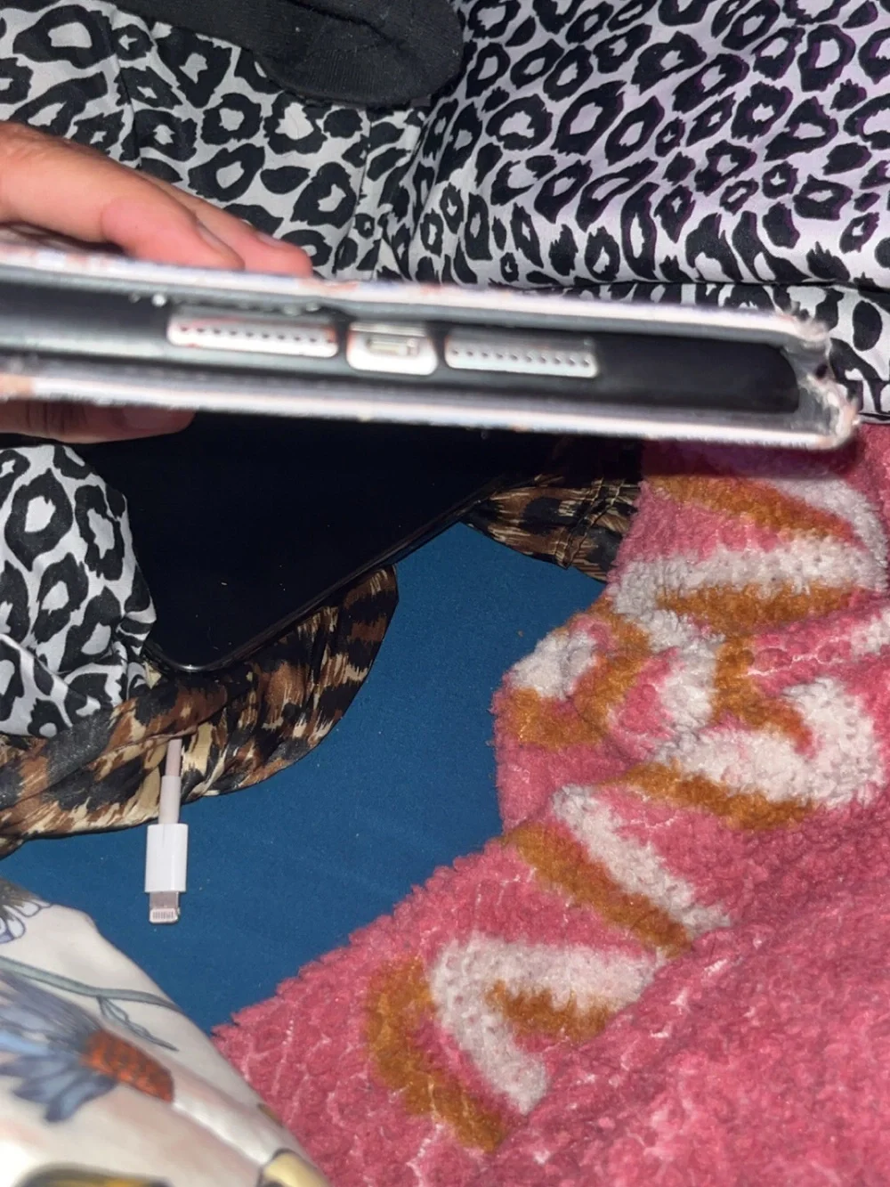iPad mini 5 - no cracks no damages . comes with case of you want .